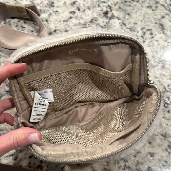 Lululemon Sherpa belt bag - Picture 4 of 5